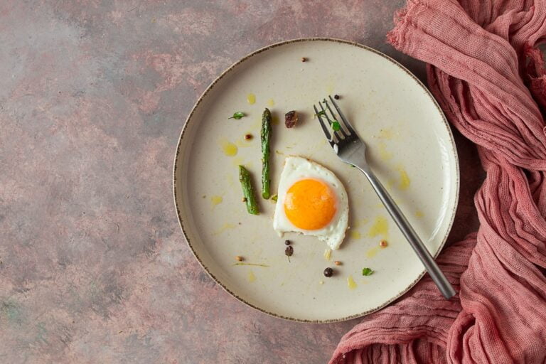 Leftovers on a plate, top view, no people, asparagus with egg,